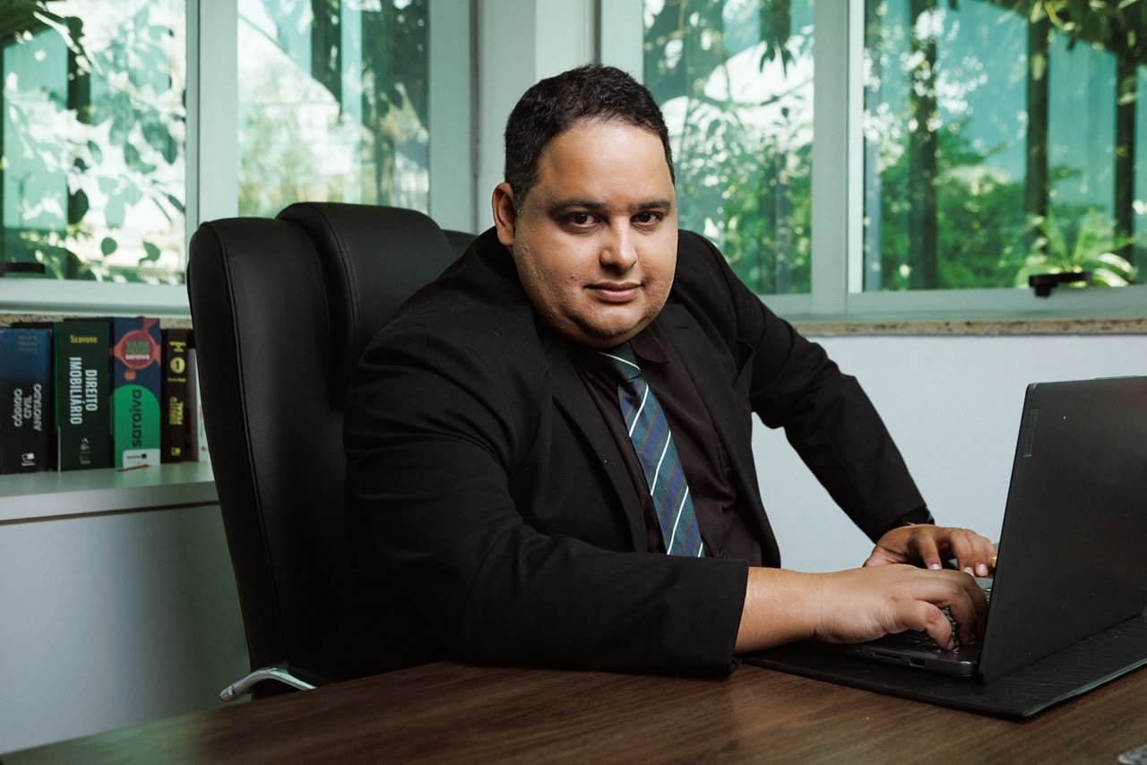 Cleyton Cordeiro analisando um caso no computador